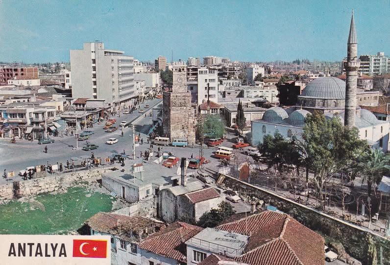 Antalya Saat Kulesi Çevresinde Nostaljik Bir Şehir Yaşamı