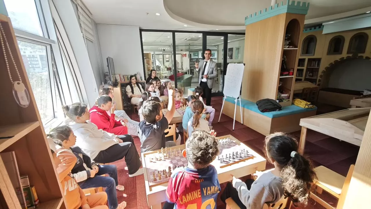 Ardanuç'ta Kütüphane Ortamında Satranç Eğitimi Düzenlendi