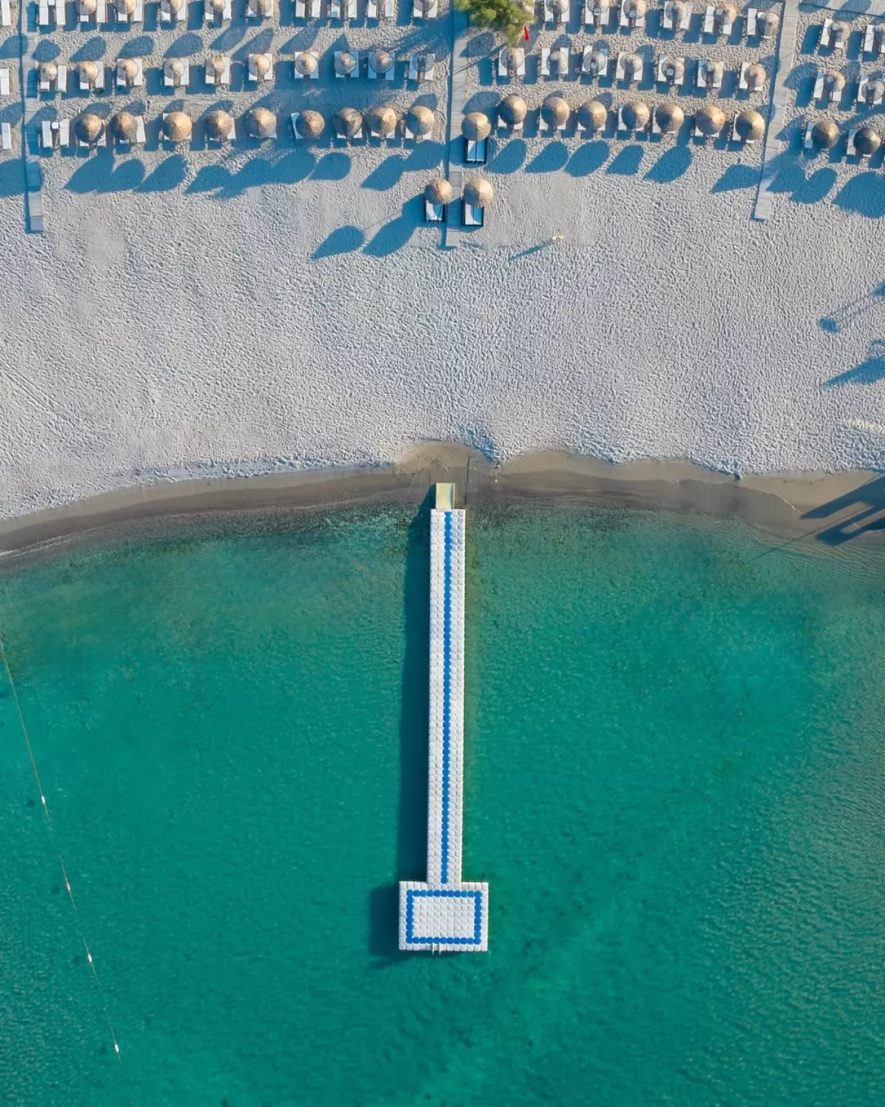 Alaçatı'da Tatil Keyfi: Mavi Sular, Beyaz Kumlar ve Dingin Atmosfer Bir Arada