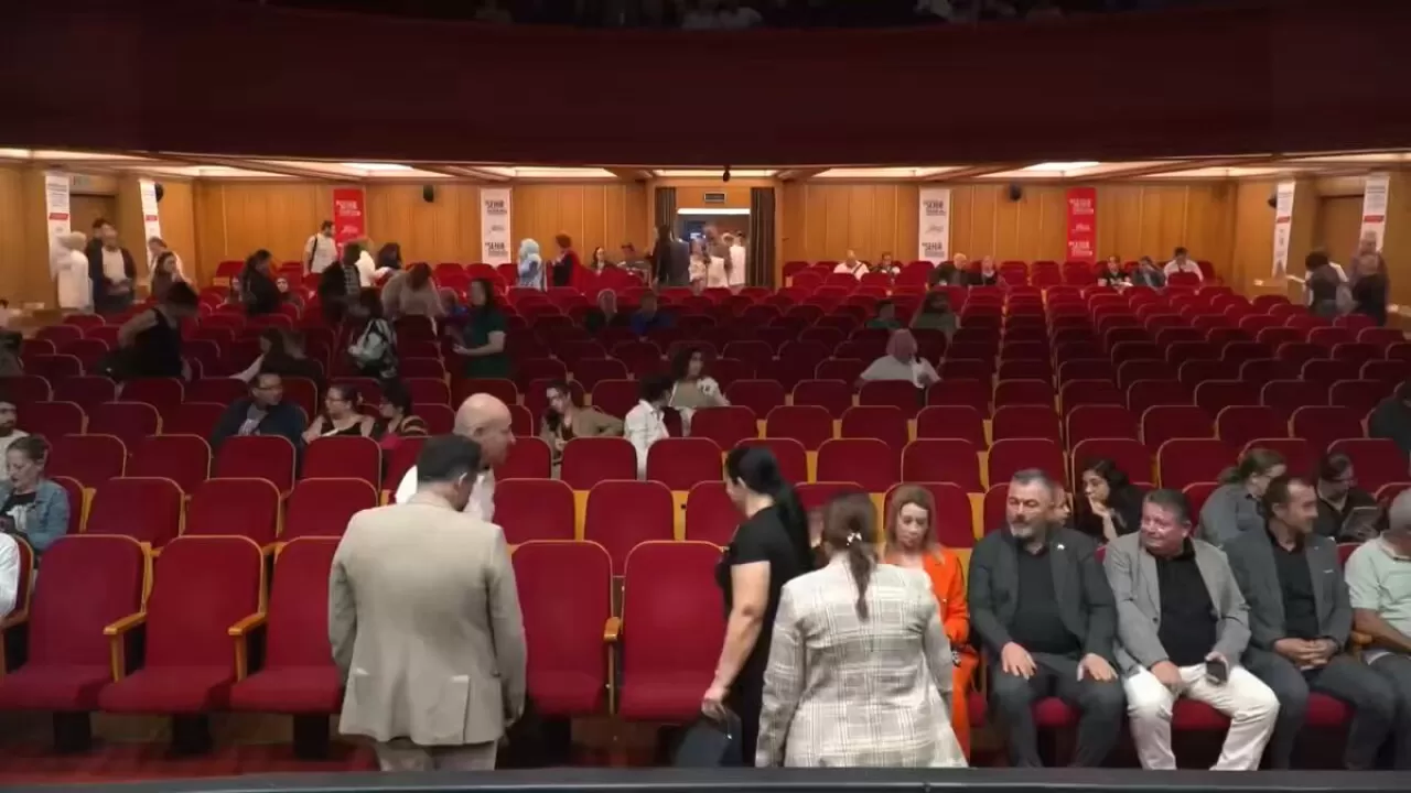 10. Şehir Tiyatroları Festivali Adana'da Başladı