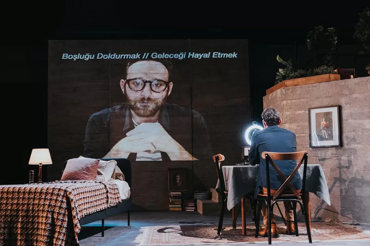 29. İstanbul Tiyatro Festivali'nde Çok Katmanlı Bir Oyun Sahnelendi