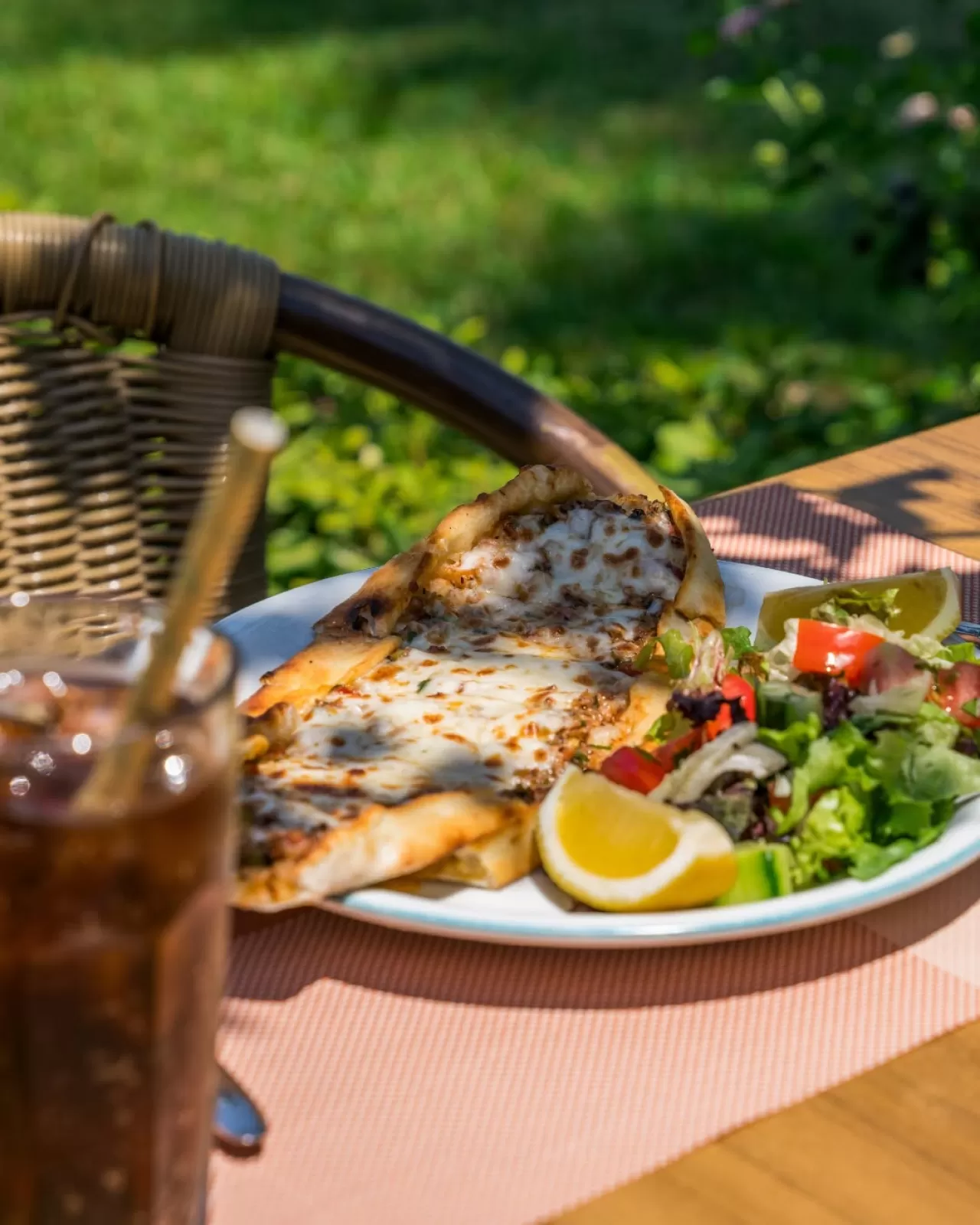 AQUA HOTEL'de Açık Hava Keyfi: Pide ve Salatalar Deniz Manzarası Eşliğinde Sunuluyor