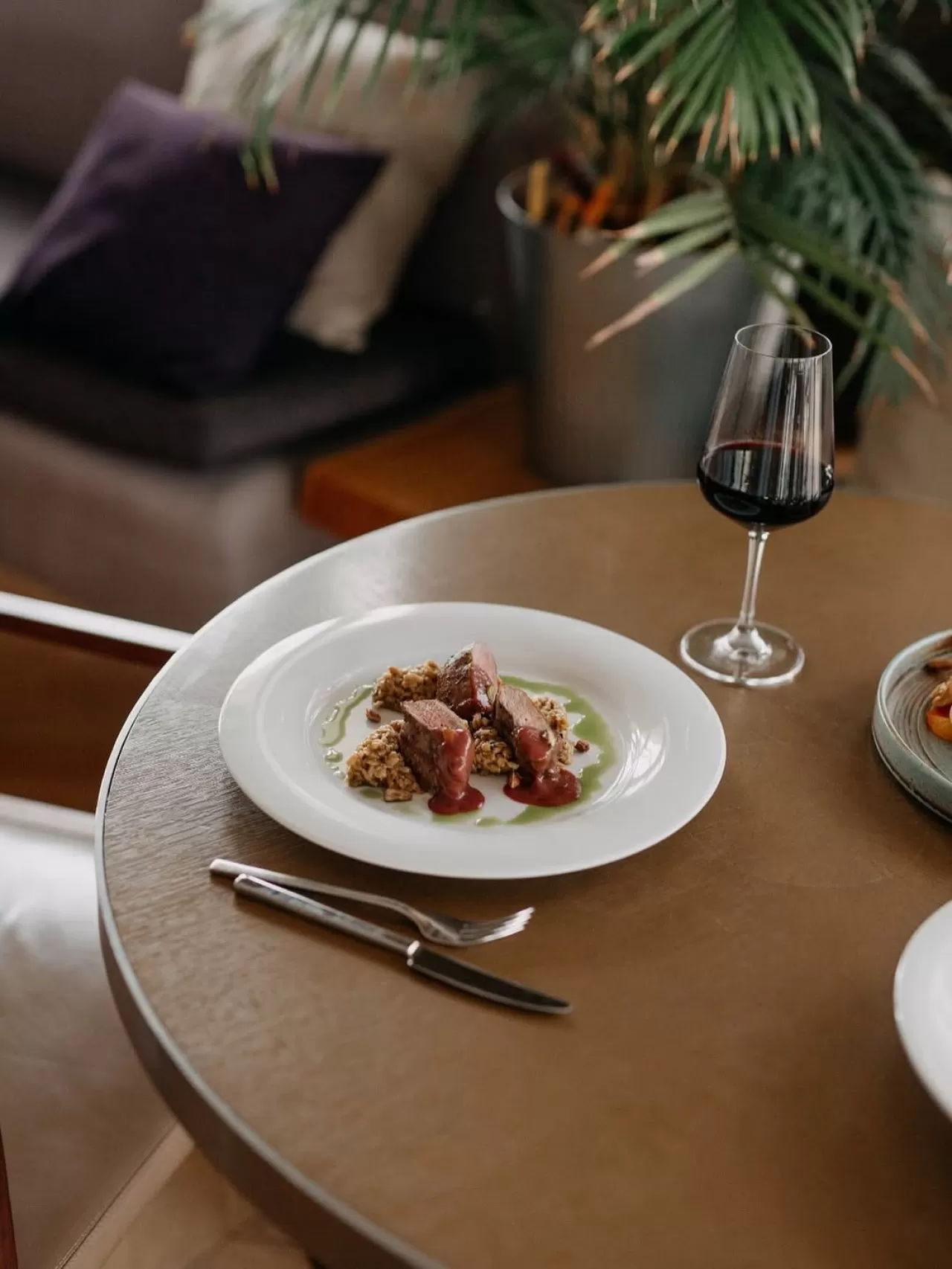 Renaissance Izmir Hotel'de Gastronomi ve Modern Tasarım Buluşuyor