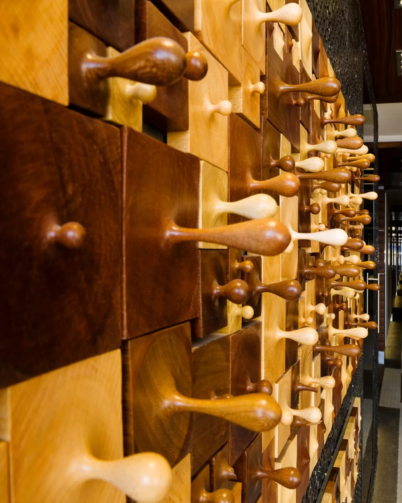 Swissotel Büyük Efes İzmir'de Heykeltıraş Seçkin Pirim'in Üç Boyutlu Yerleştirme Sanatı