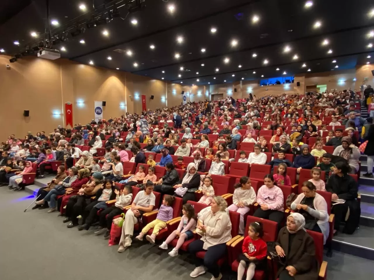 Çocuk Tiyatrosu Sancaktepe'de Yoğun İlgi Gördü