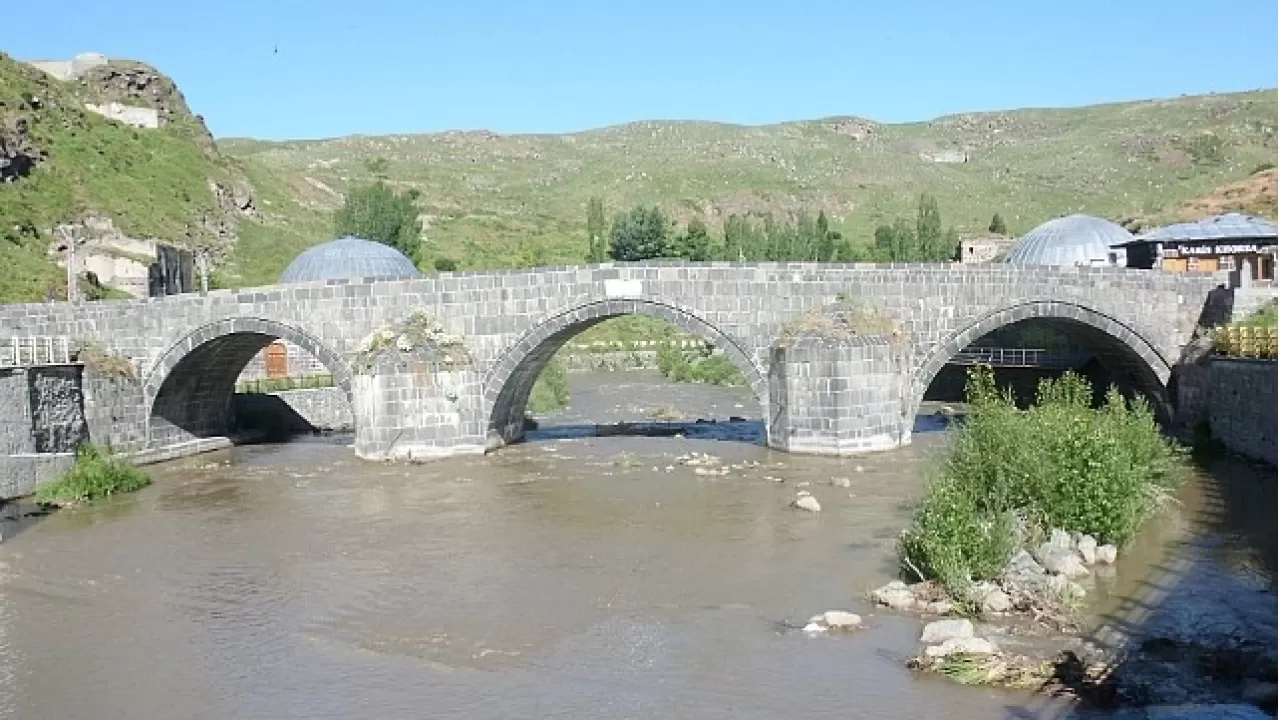 Kars'ın Taştan Destanı: Kale ve Köprüler Bin Yıllık Tarihe Işık Tutuyor