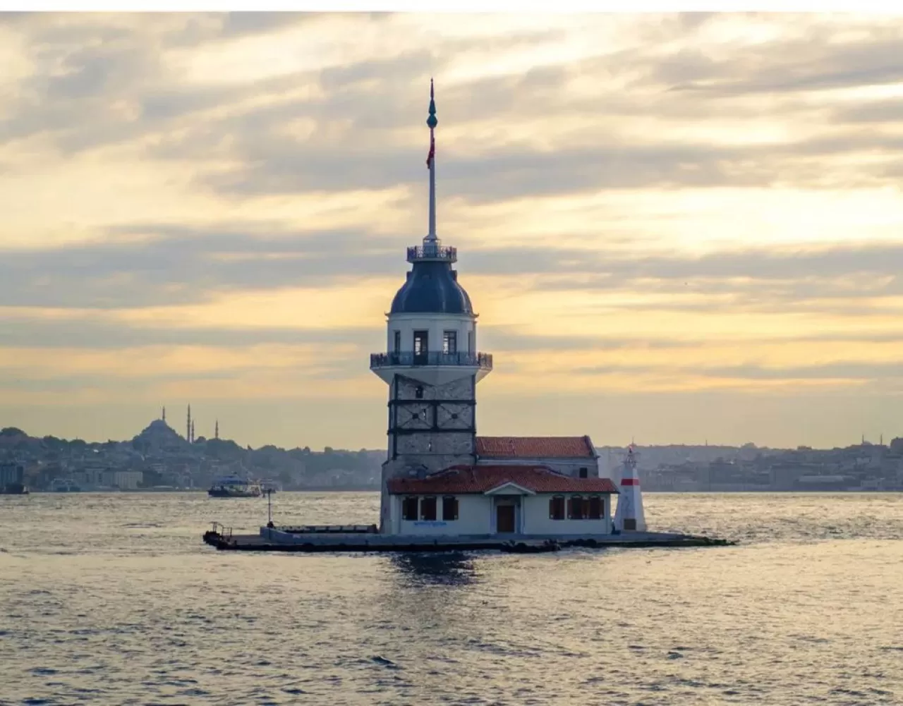 Boğaz'ın İncisi Kız Kulesi, 2500 Yıllık Tarihiyle Ziyaretçilerini Bekliyor