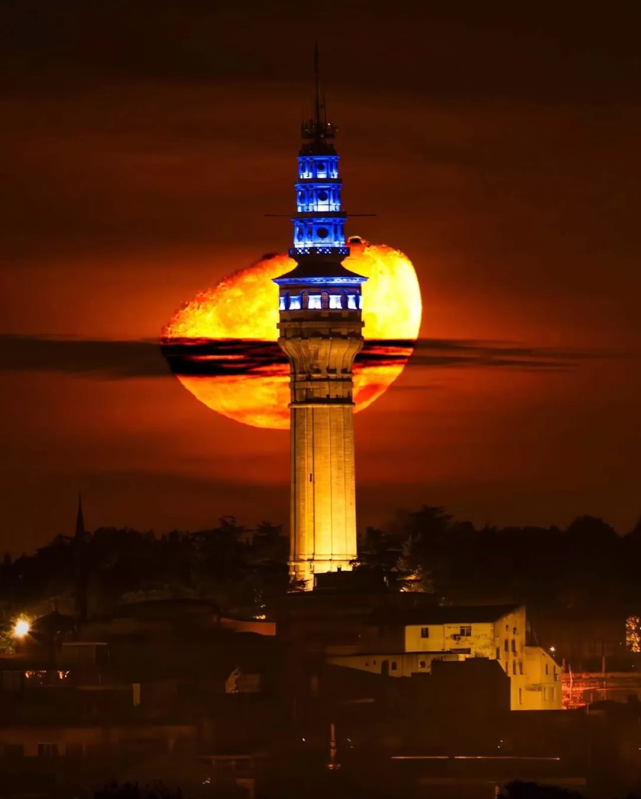 Beyazıt Yangın Kulesi'nden Dolunay Manzarası