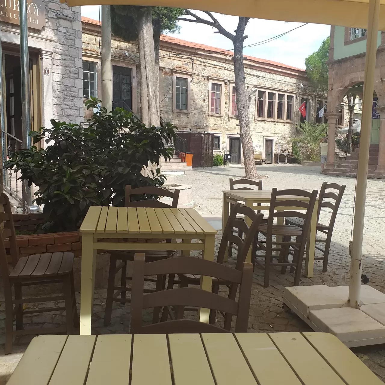 Beyoğlu'nun Gizli Köşesi: Küçükpiyale Mahallesi ve Demirhane Sokağı'nda Araştırma Çıkmazı