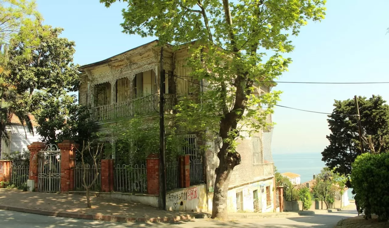 Kınalıada'nın Sessiz Tanığı: Terk Edilmiş Rum Mektebi'nde Zamanın İzleri
