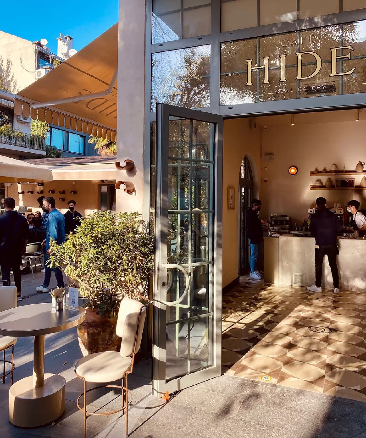 Arnavutköy'ün Kayıp Sosyal Dokusu: Fesleğen Kokulu Avlulardan Çamaşırhanedeki Kahve Ritüellerine