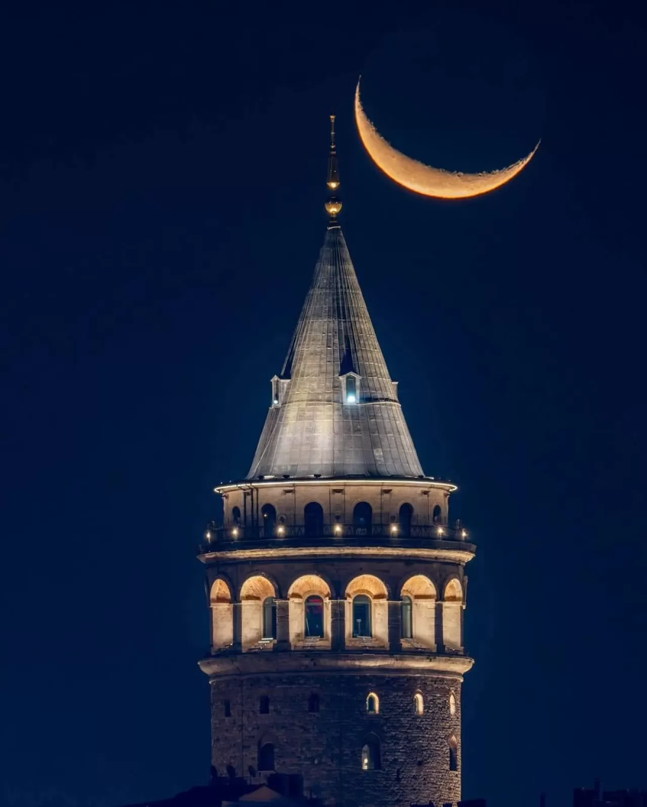 Galata Kulesi ve Hilal Kompozisyonu ile İstanbul'un Görsel Şöleni