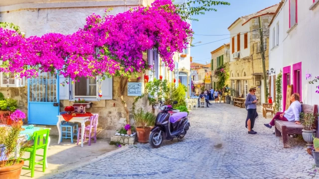 Alaçatı, Aileler İçin Rüzgar Sörfü ve Tarihin Buluştuğu Cazibe Merkezi Oldu