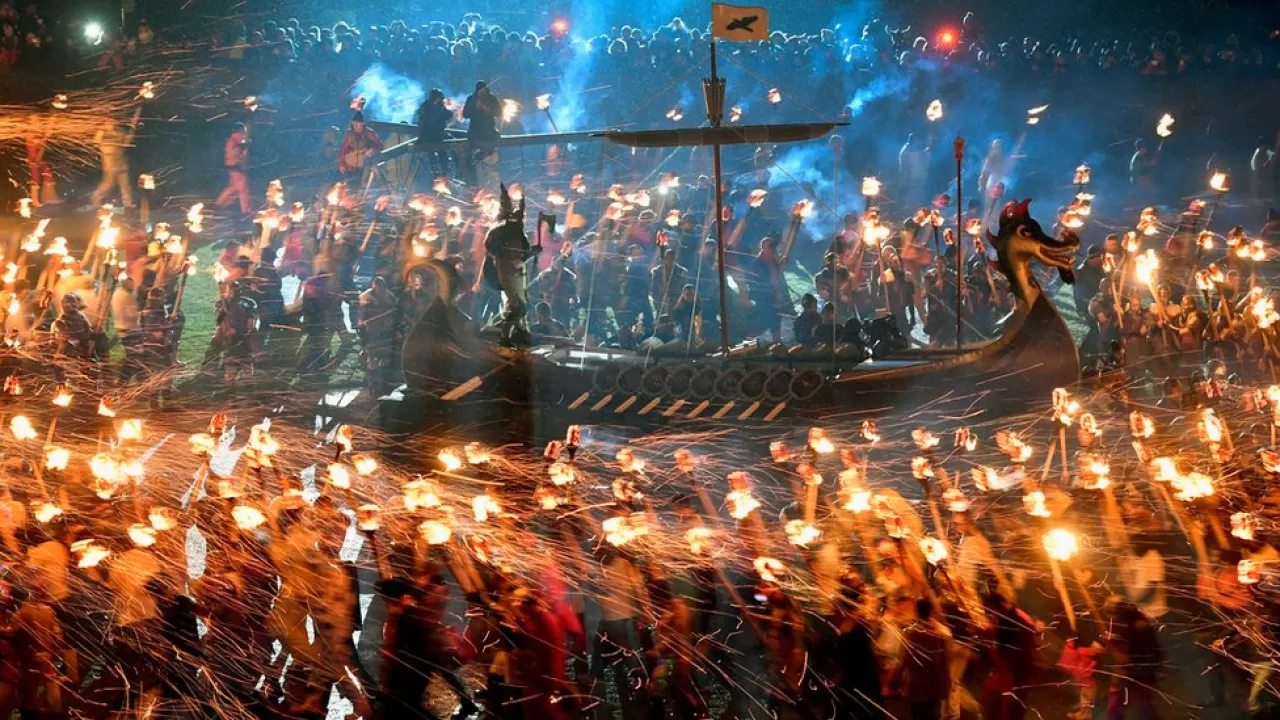Shetland'ın Karanlığı Aydınlatan Viking Ateşi: Up Helly Aa