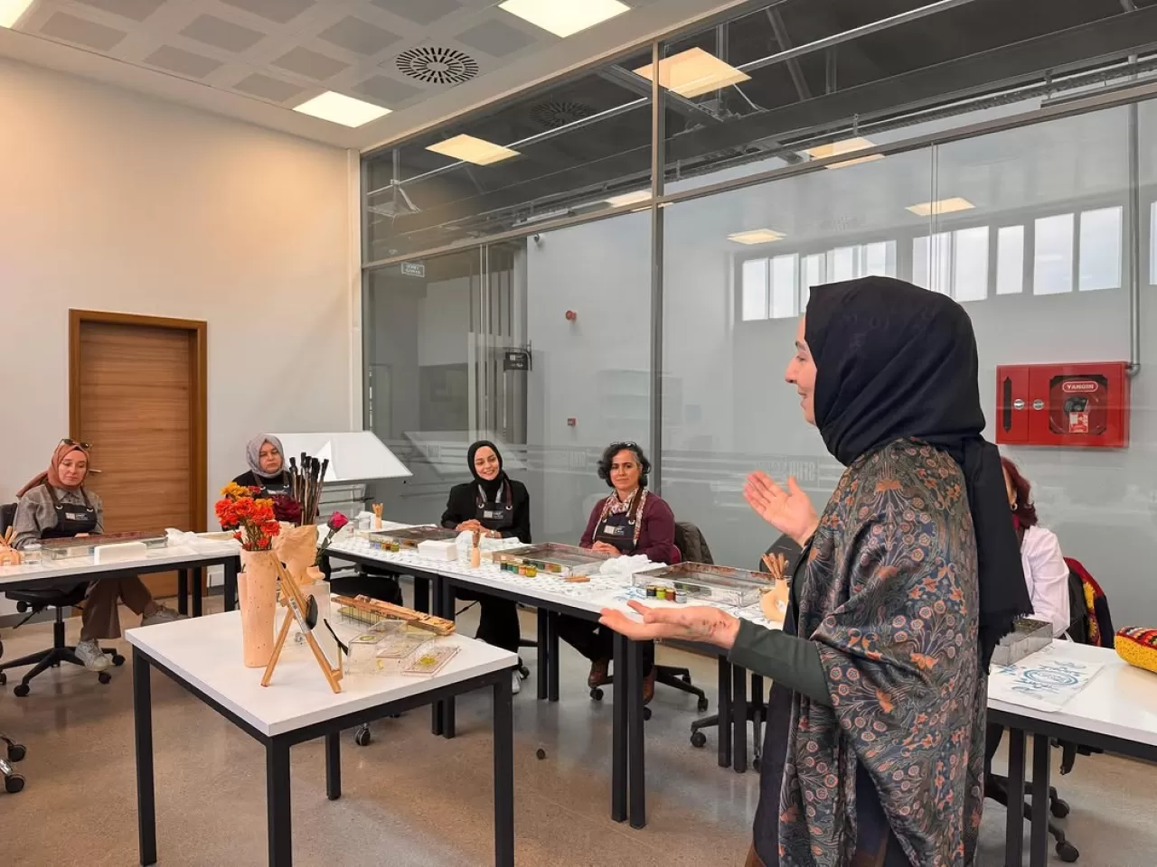 Kocaeli'de Ebru Sanatı ile Özgün Çanta Tasarımları Yapıldı