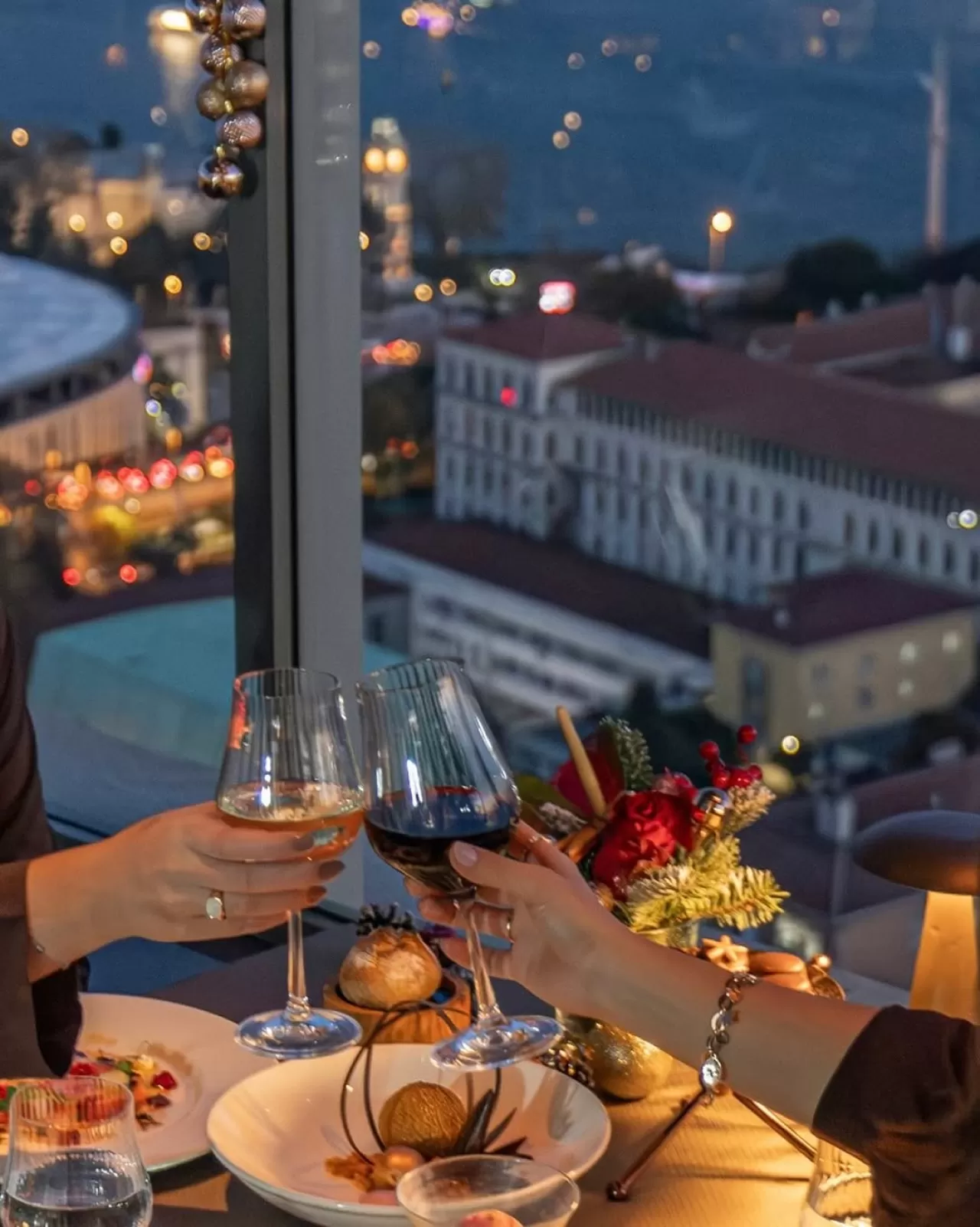 InterContinental İstanbul'da Yılbaşı Gecesi: Boğaz Manzarası Eşliğinde Özel Menü