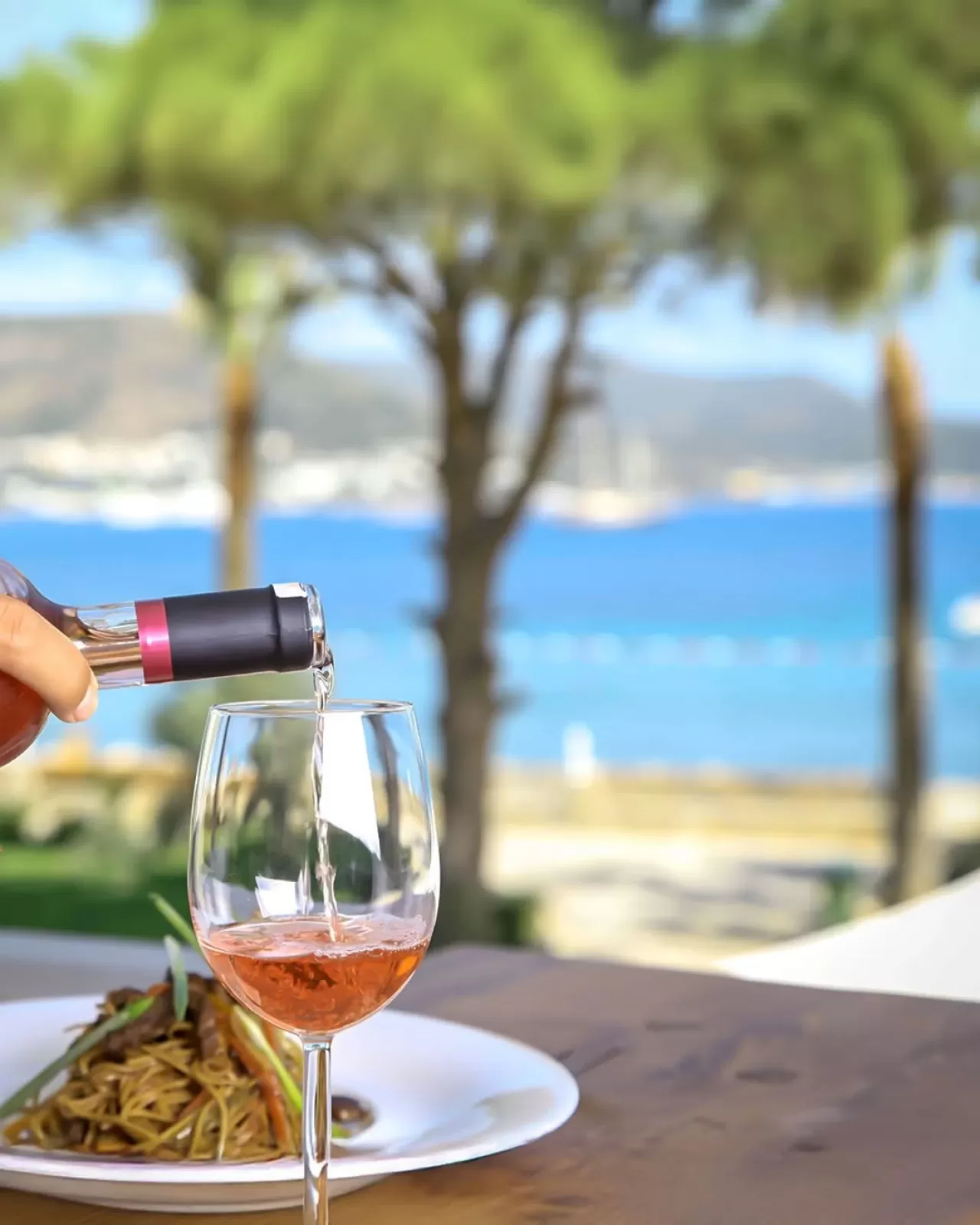 Azka Oteli'nde Akşam Keyfi: Şarap ve Manzara Buluşması