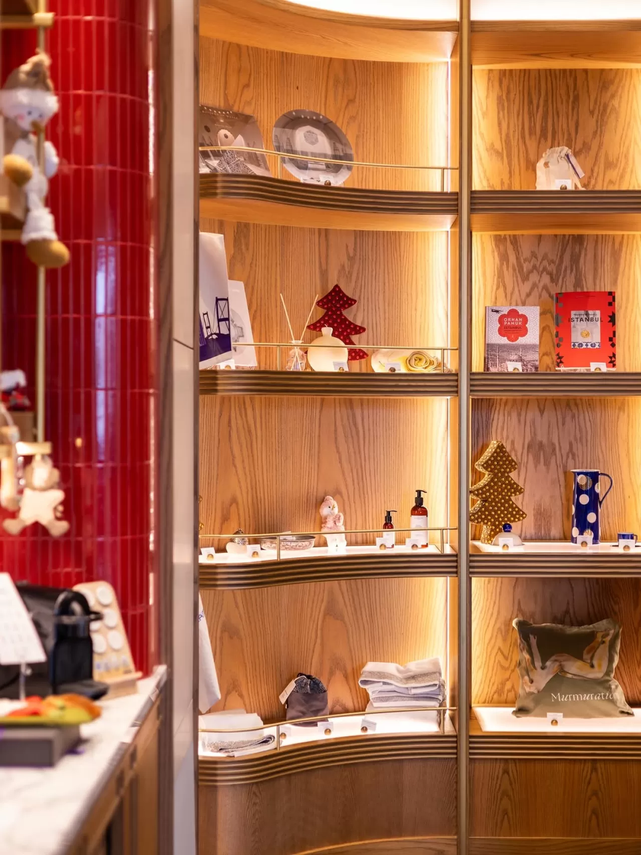 The Marmara Taksim'de Tatil Coşkusu: Özel Çikolata ve Zencefilli Kurabiye Evleri