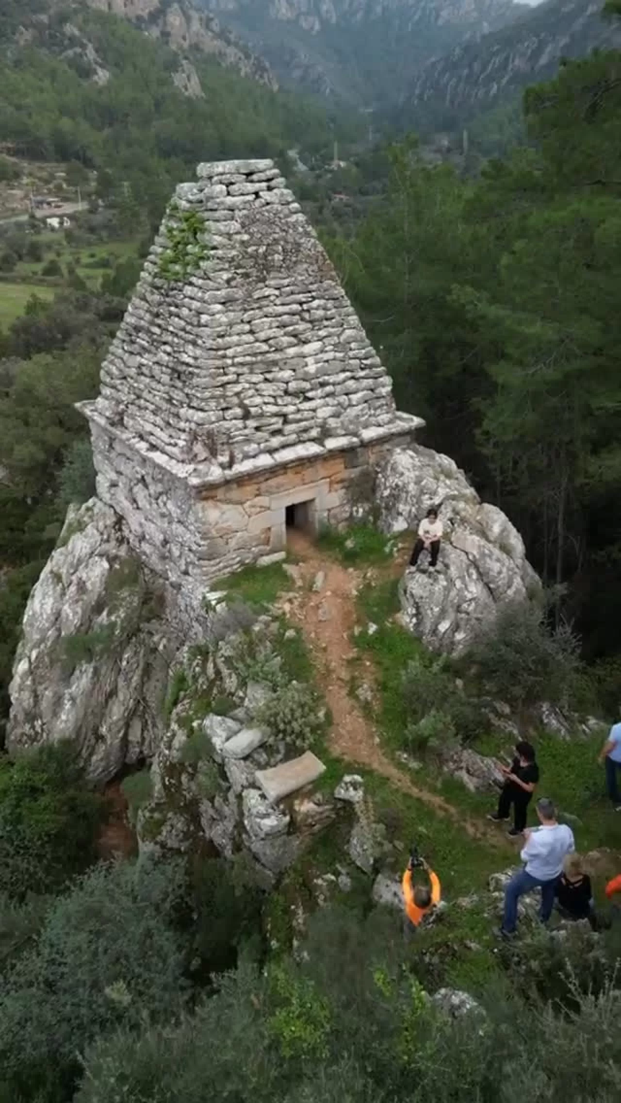 Turgut Köyü'nde Gizemli Piramit Mezar Ziyaretçileri Büyülüyor