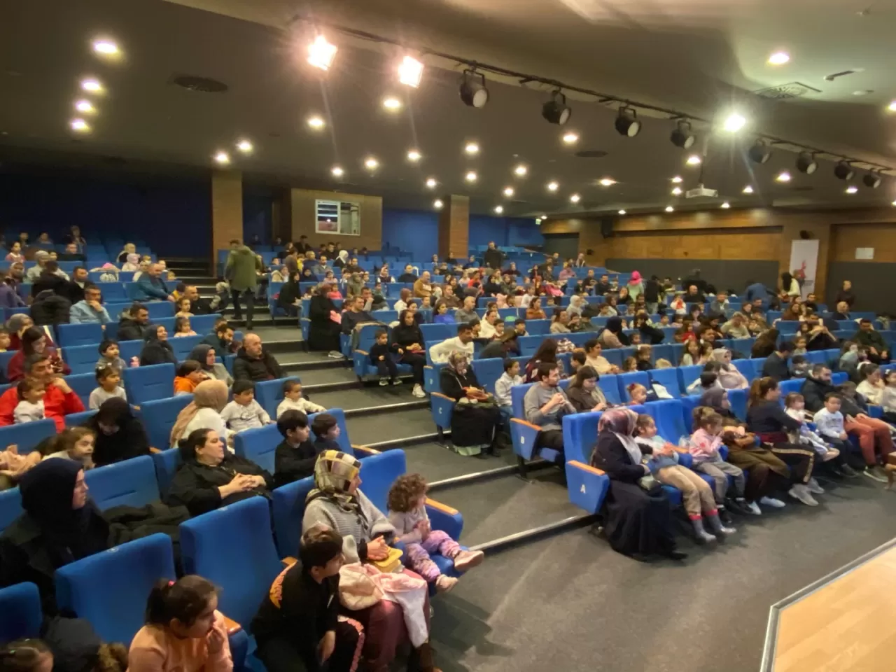 İstanbul Sancaktepe'de Çocuklar "Star Paws" Tiyatrosu İle Sanatla Buluştu