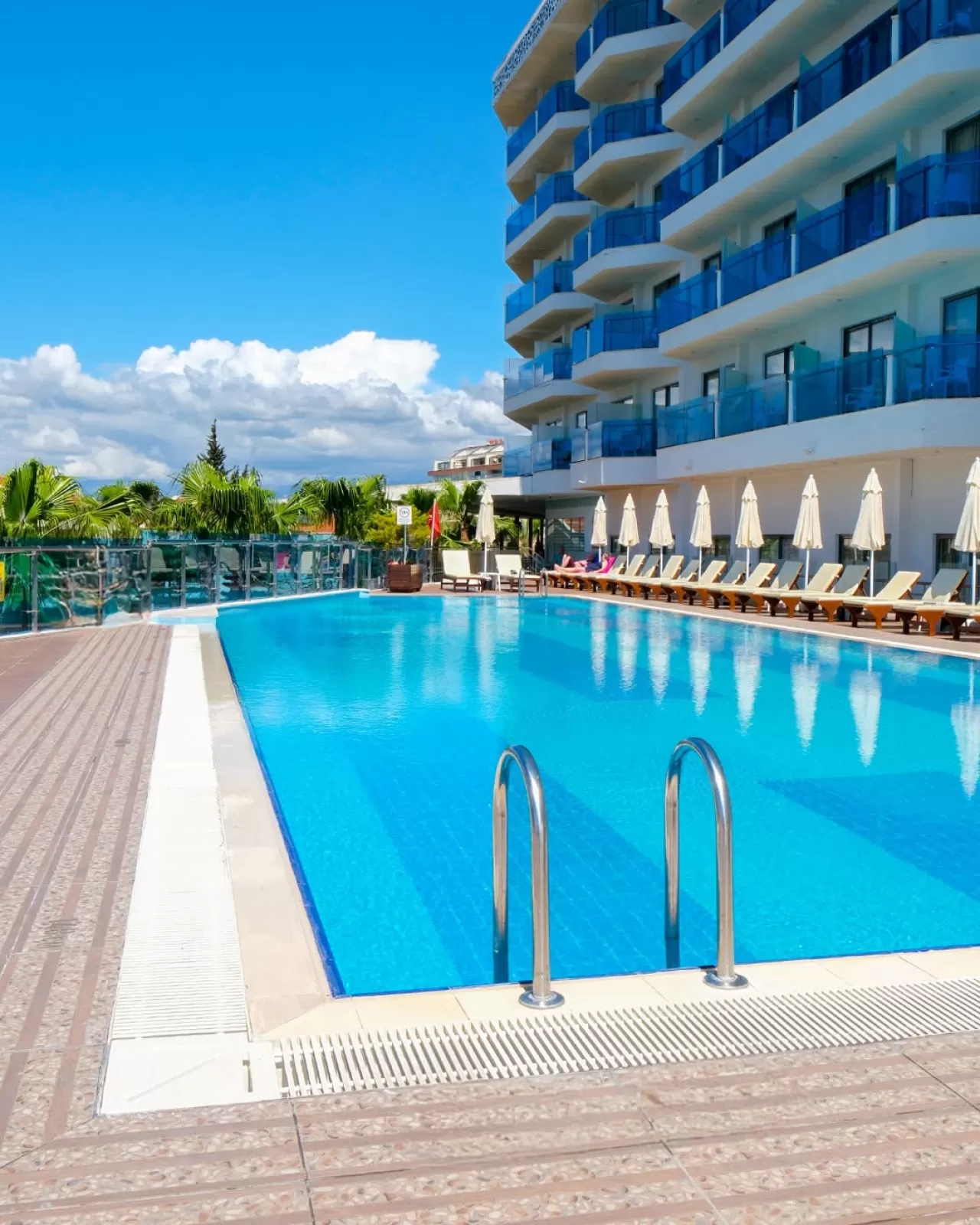 DreamWorld Hill Hotel: Mavinin ve Sükunetin Buluşma Noktası