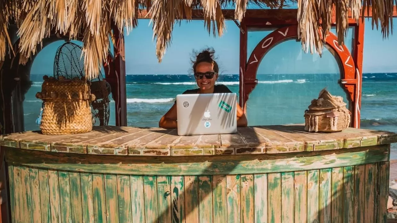 Geleceğin Seyahati: Dijital Göçebeler İçin 5G'li Akıllı Oasis Vizyonu