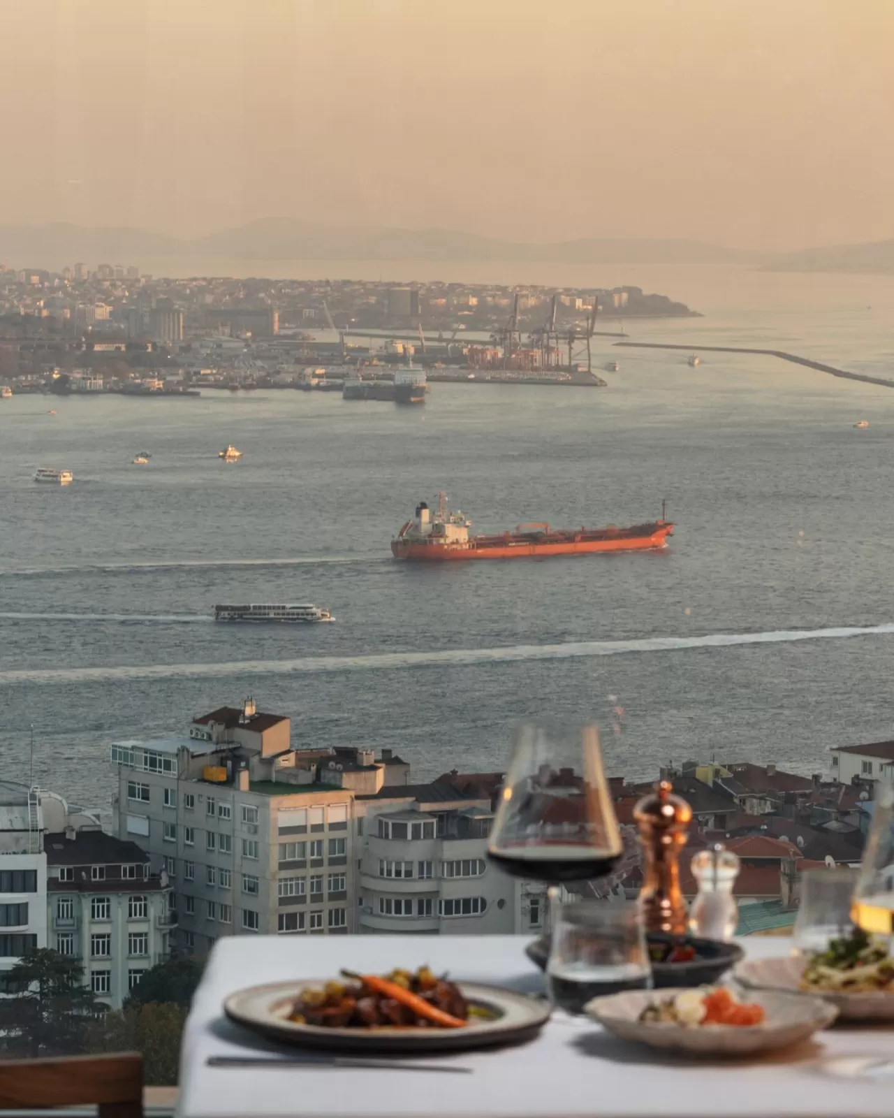 İstanbul'un Zirvesinde Osmanlı Lezzetleri: Safran Restaurant'ta Boğaz Manzarası Eşliğinde Bir Şölen