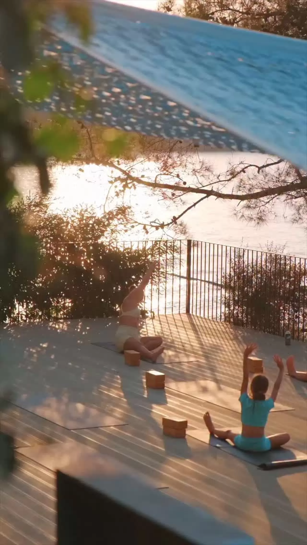 Fethiye'de Deniz Kenarında Gün Batımı Yogası ile Huzur Bulun