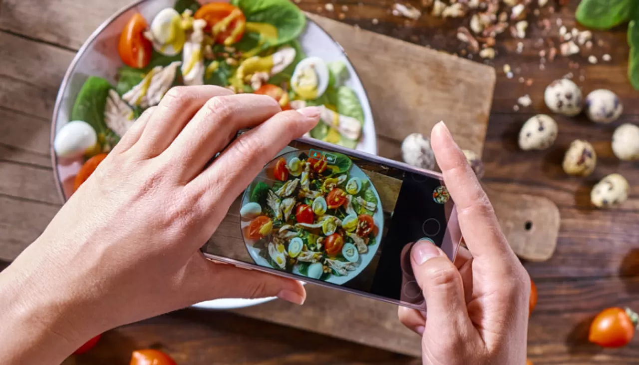 İzmir'in Kayıp Lezzetleri: Holiwook.com Alsancak'ın Mutfak Mirasını Dijitalleştiriyor Mu?