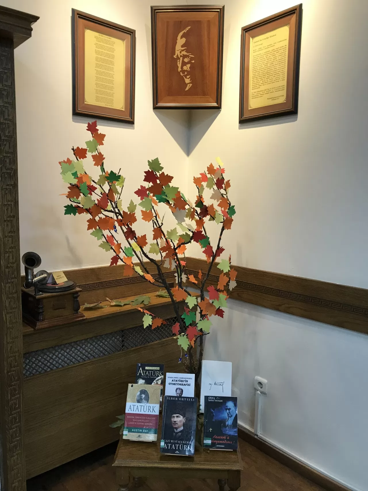 Aydın İl Halk Kütüphanesi'nde Atatürk Köşesi ile Tarihe Yolculuk