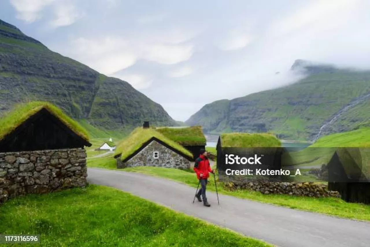 Fotoğraf Karelerine Sığmayan Gizem: Faroe Adaları'nın Fırtınalı Fiyortlarında Kaybolan Kulübelerin Sırrı