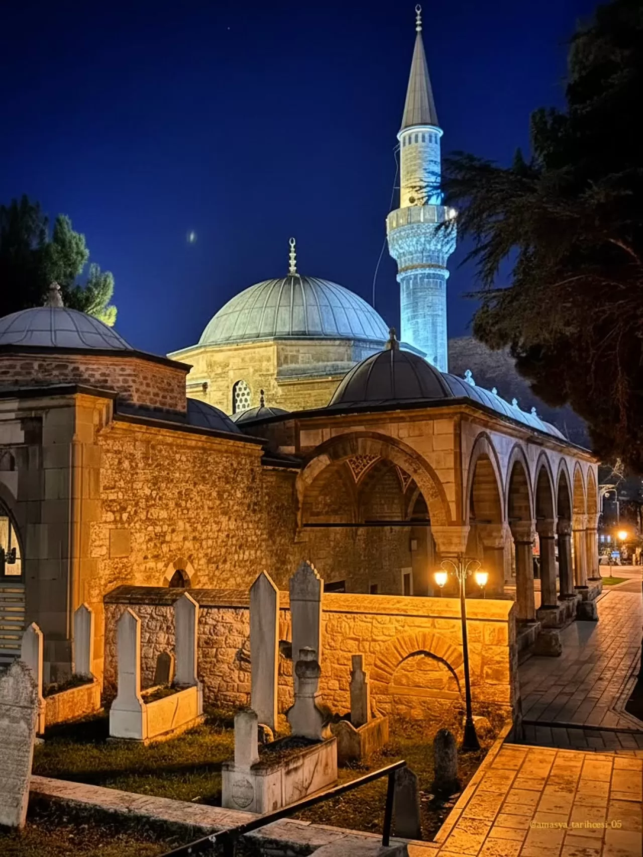 Amasya'da Bir Cuma Gecesi: Mehmet Paşa Camii'nden Huzur Dolu Kareler
