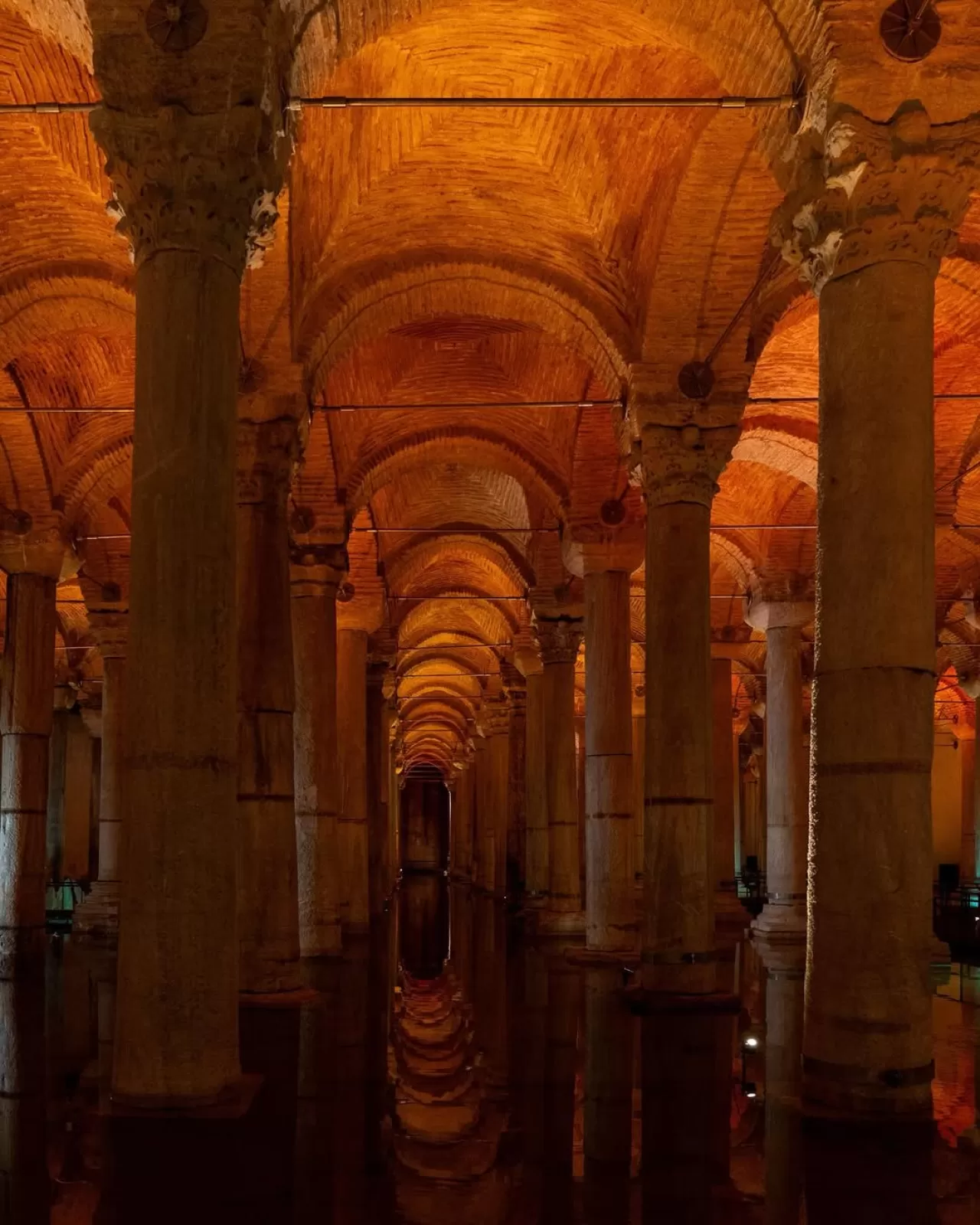 İstanbul'un Kalbinde Gizli Bir Tarih: Yerebatan Sarnıcı'nın Büyüsü