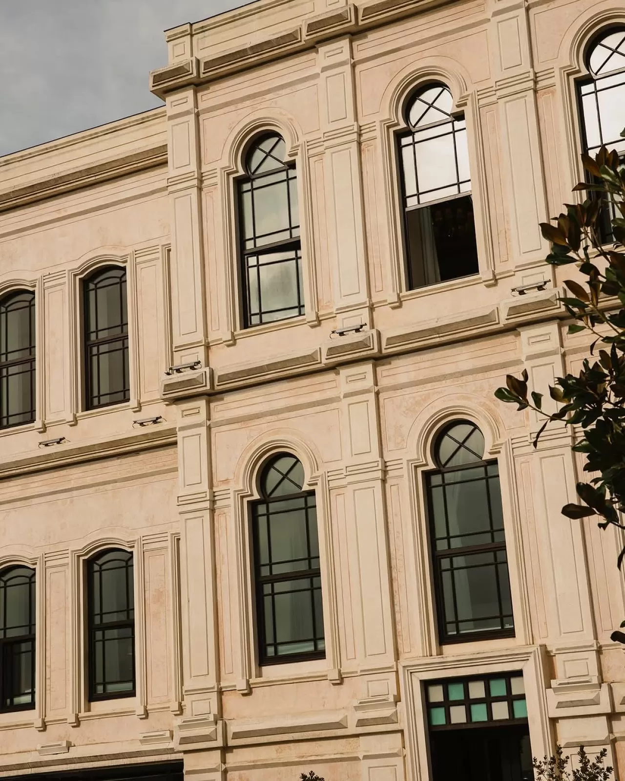 Four Seasons Hotel Istanbul at the Bosphorus'ta Dokuların ve Işığın Dansı