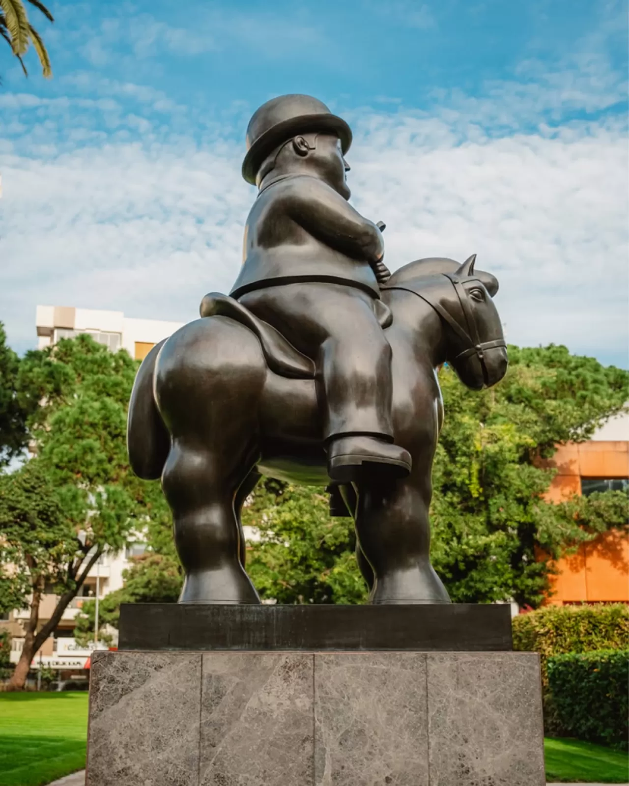 Swissotel Grand Efes İzmir, Fernando Botero'nun 'Atlı Adam' Eserine Ev Sahipliği Yapıyor