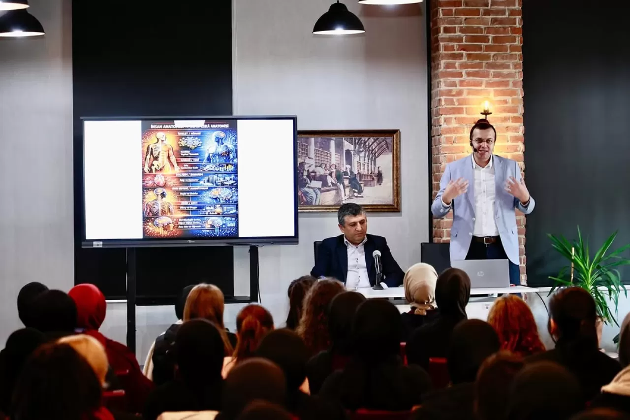 İstanbul'da Gençler, Yapay Zekânın Günlük Yaşamdaki Yerini Uzmanlarla Tartıştı