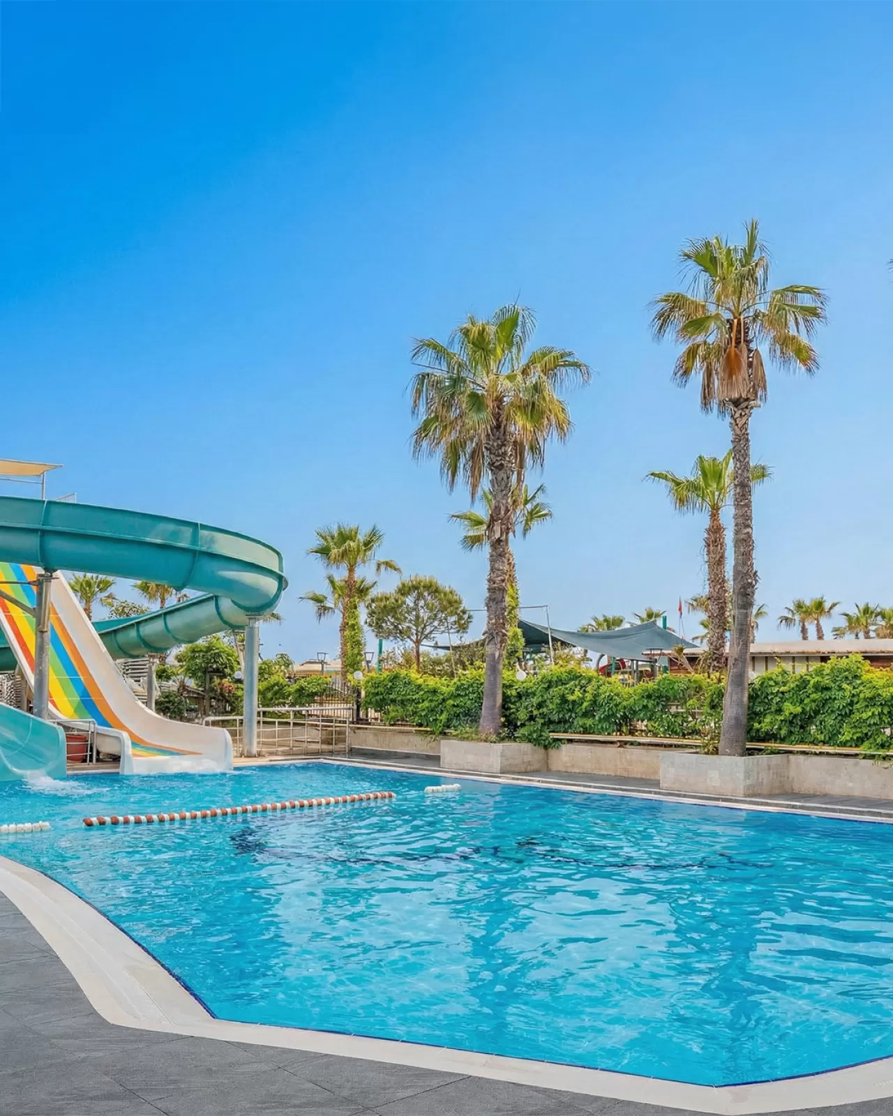 Aydınbey Famous Resort Otel, Lüks Bir Akdeniz Kaçışı Sunuyor