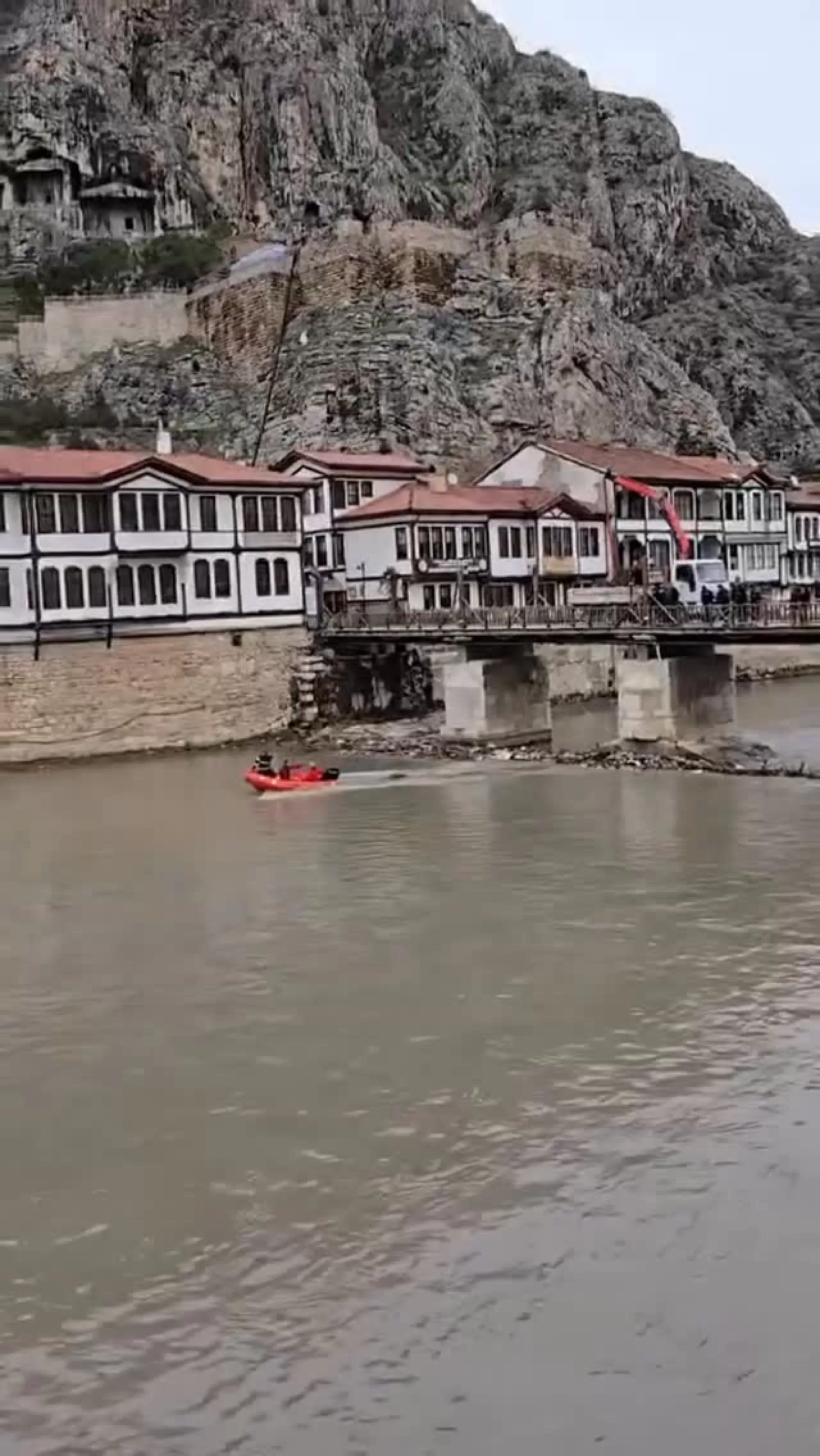 Yeşilırmak'ta Temizlik Seferberliği: Köprü Ayağındaki Atıklarla Mücadele