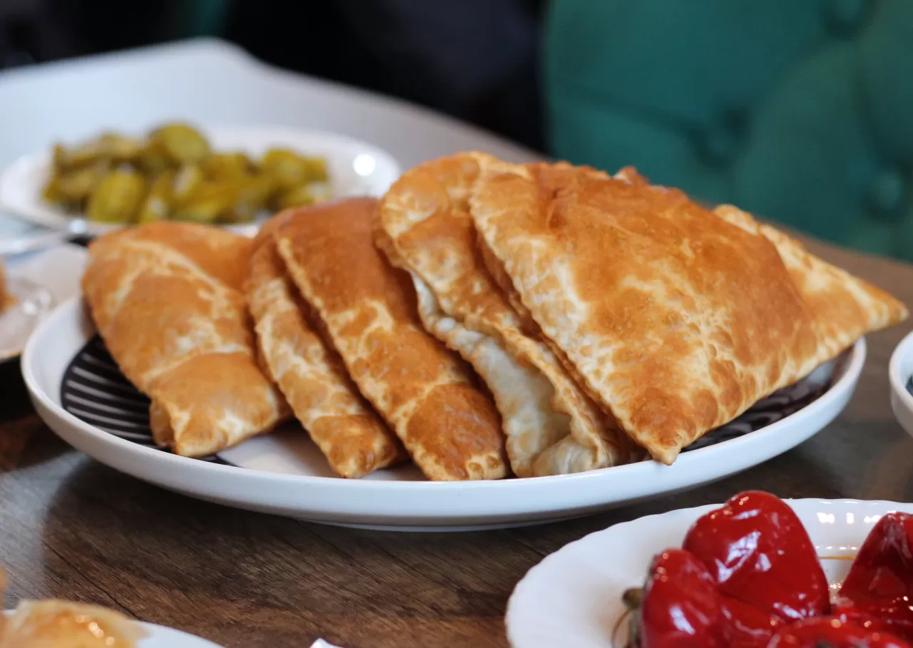 Kırım'ın Kayıp Sofraları: Kımız ve Çiböreğin Göç Yollarındaki Yolculuğu