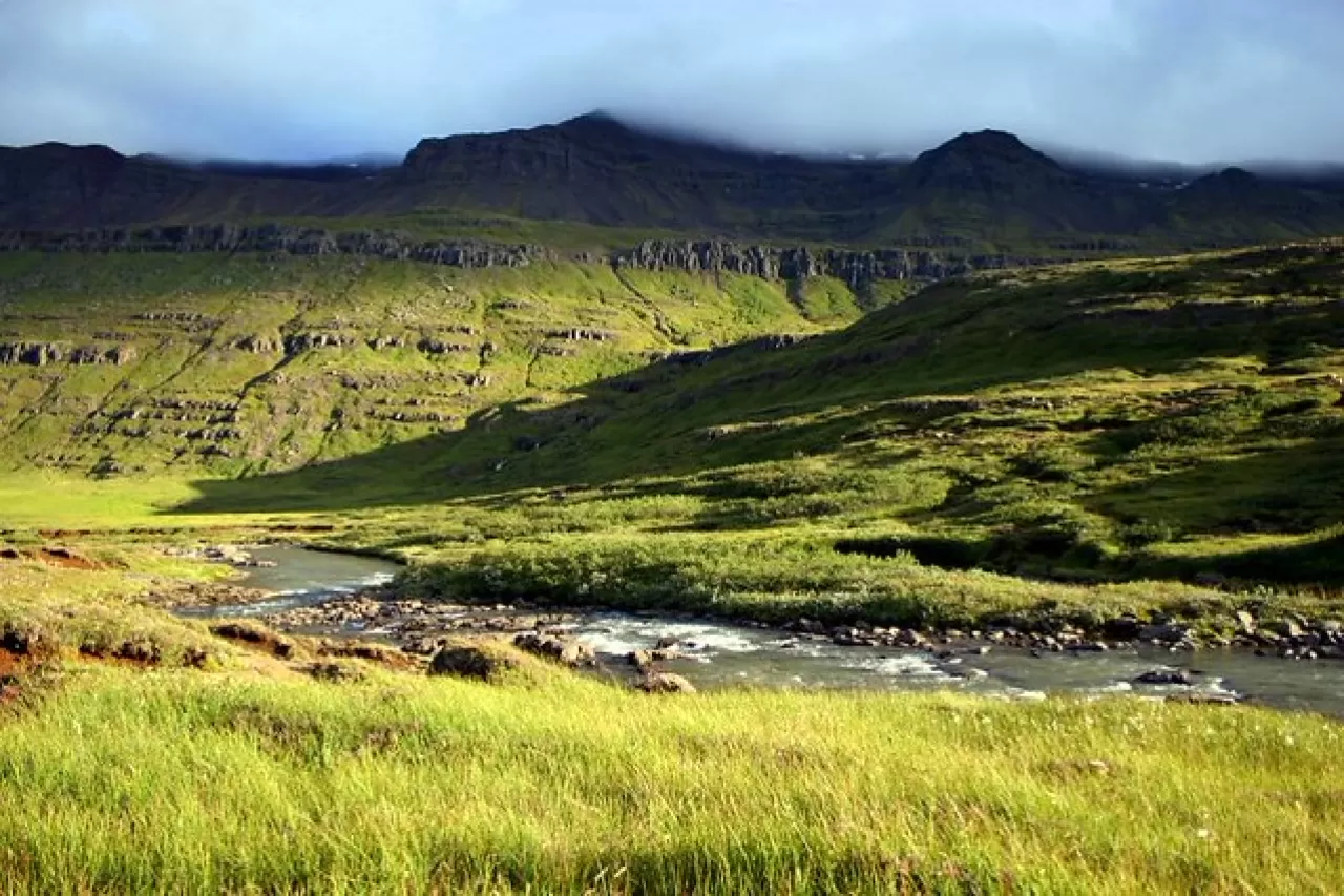 İzlanda'nın Saklı Cenneti: Seyðisfjörður Köyü'nün Büyülü Dünyası
