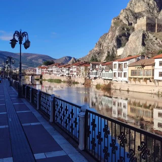 Amasya'nın Güzelleri: Harşena Kalesi ve Nehir Kenarı Evleri