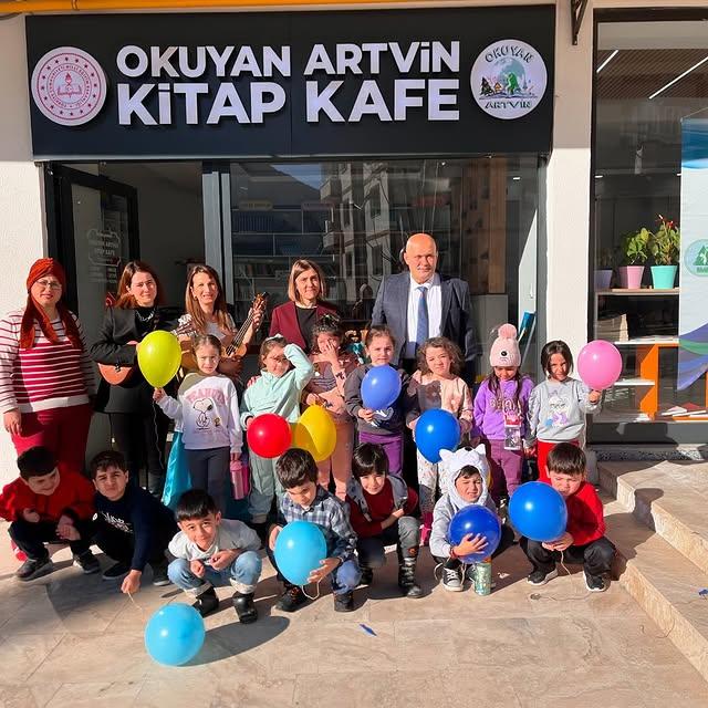 Artvin’de Kitap Kafede Kukla Gösterisi Düzenlendi