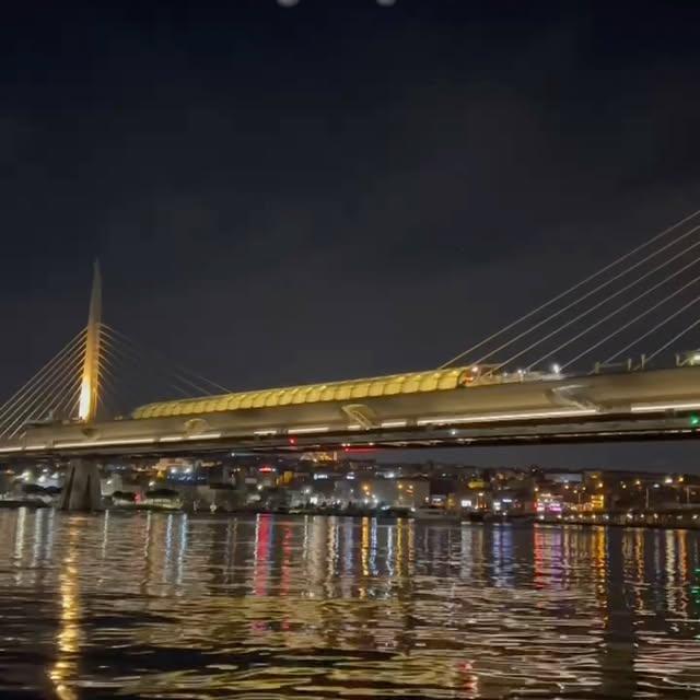 Haliç Köprüsü'nün Gece Manzarası: İstanbul'un Işıklarıyla Büyüleyici Bir Görsel Şölen
