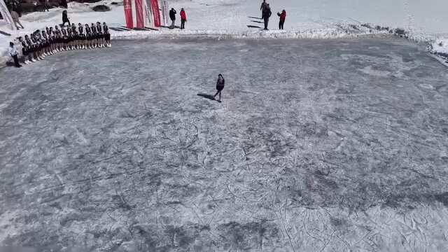 Ardahan'da Senkronize Buz Pateni Gösterisi: 8 Mart Dünya Kadınlar Günü Kutlamaları
