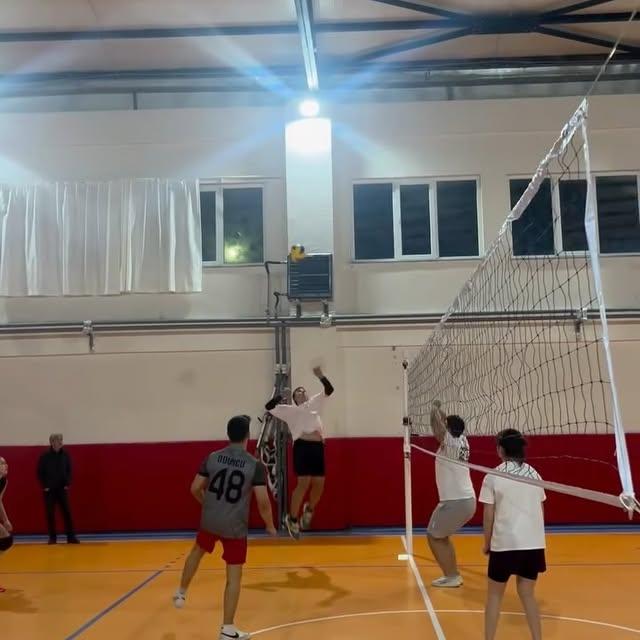 Bandırma'da Voleybol Coşkusu: Mert ve Eges Show ile Amatör Sporun Yükselişi