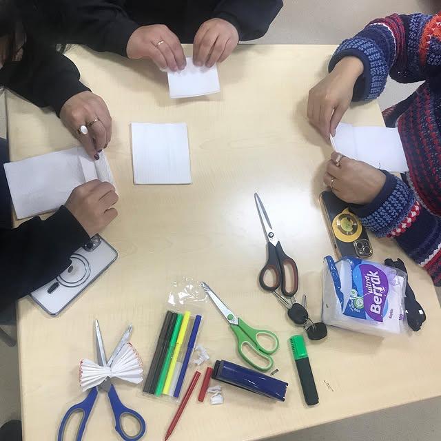 Bartın İl Halk Kütüphanesi, 8 Mart Kadınlar Günü Etkinliği ile Çiçek Yapımı Atölyesi Düzenledi