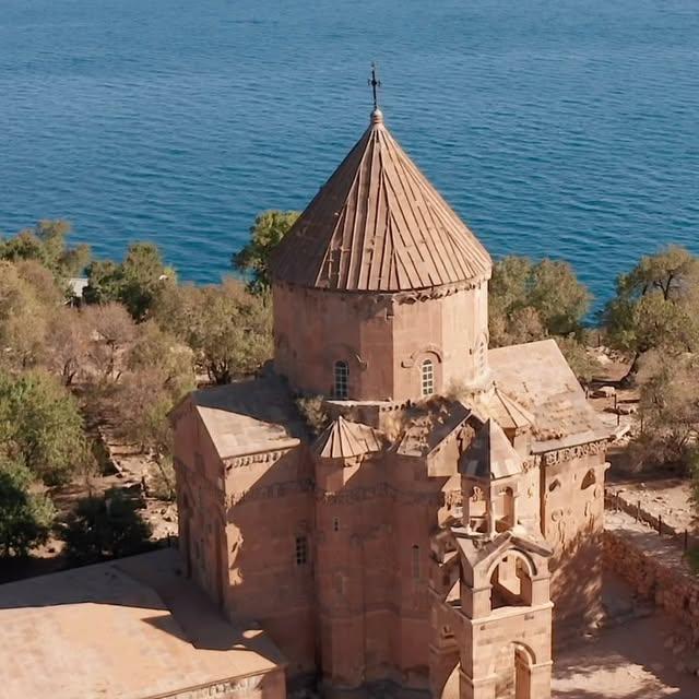 Akdamar Kilisesi: Lake Van'da Bir Tarihi ve Sanatsal Hazine