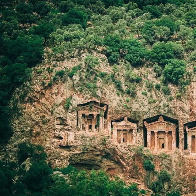 Dalyan'da Antik Kaunos Kaya Mezarları Ziyaretçilerini Etkiliyor