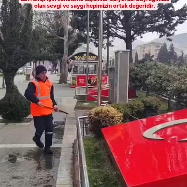 Amasya'da İşçi, Türk Bayrağını Yıkarken Gösterdiği Özen Takdir Topladı