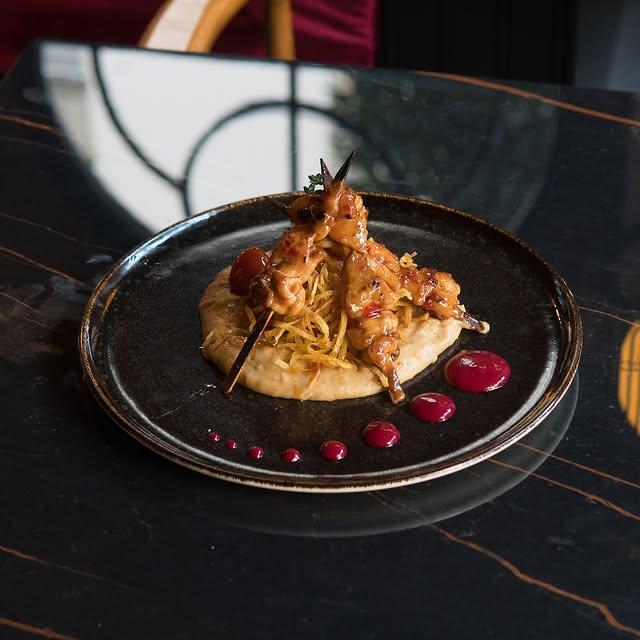 Friends Restaurant'ta Yeni Lezzet: Fıstık Ezmeli Tavuk But ve Özel Pancar Sosu